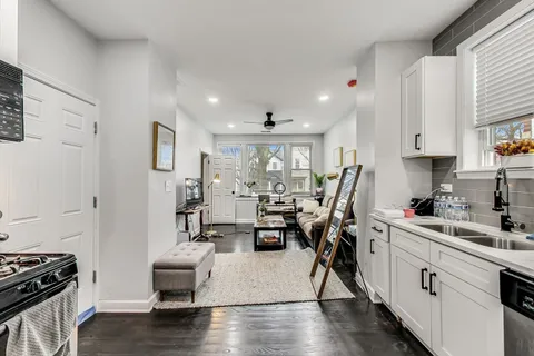 $2,000 | 2025 West Melrose Street, Unit 2F, Chicago, IL 60618