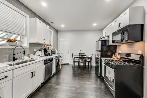 $2,000 | 2025 West Melrose Street, Unit 2F, Chicago, IL 60618
