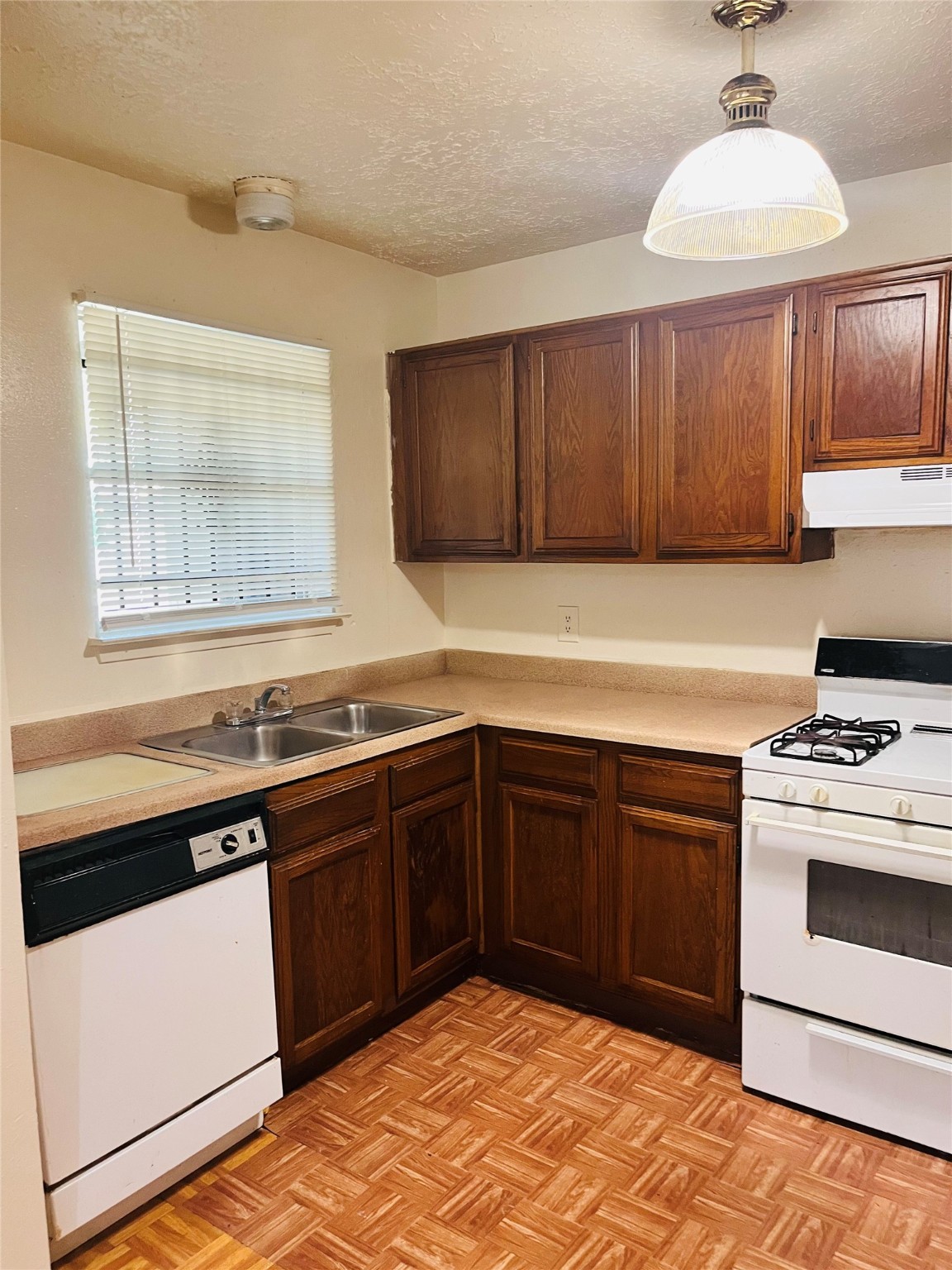 16633 Gold Ridge Lane Houston, TX 77053 - Photo 7 of 18 Kitchen