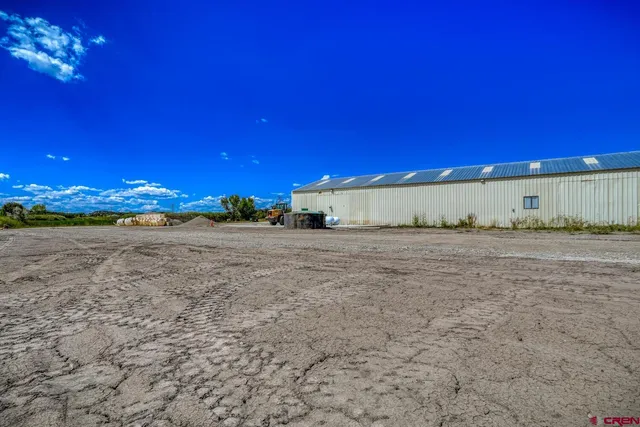 a view of a lake with outside of house