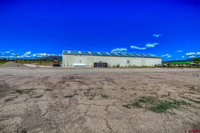 a view of a yard in a yard