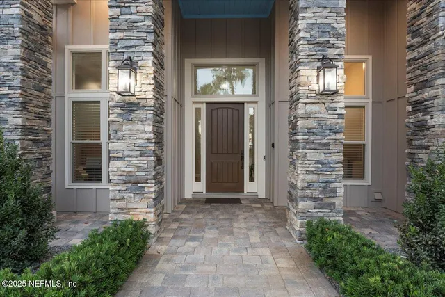 a view of a dinning table and chairs in patio