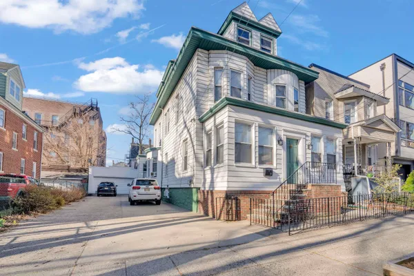 $2,950 | 25 Reservoir Avenue, Unit 2, Jersey City, NJ 07307