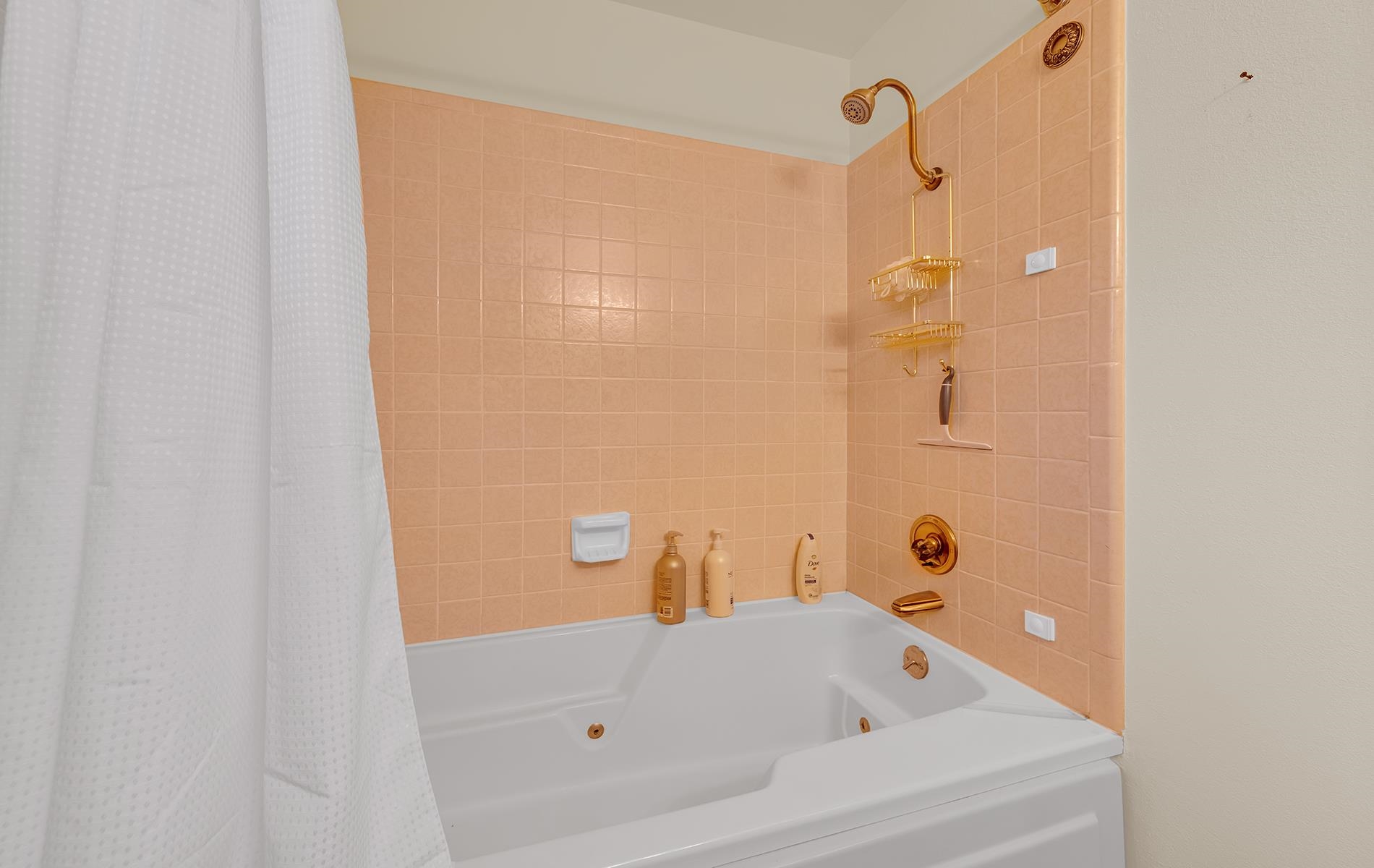 608 East Burnt Cedar Road Lake Almanor, CA 96137 - Photo 20 of 36 a bathroom with a tub