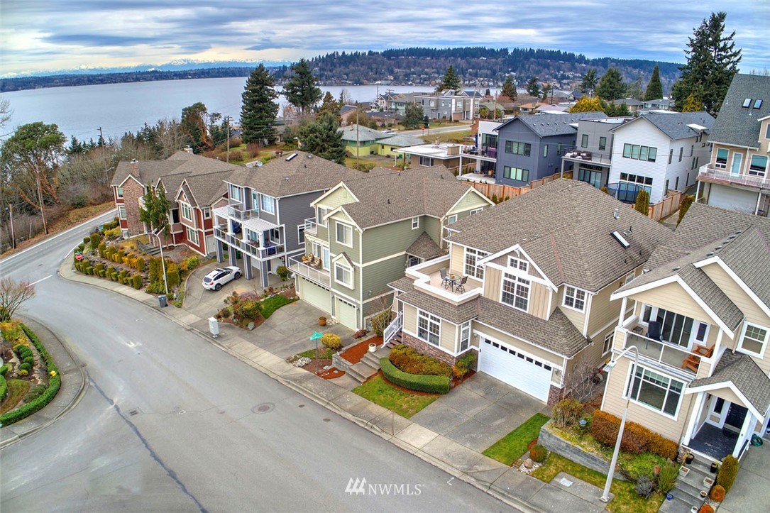 1002 North 27th Place Renton, WA 98056 - Photo 2 of 25