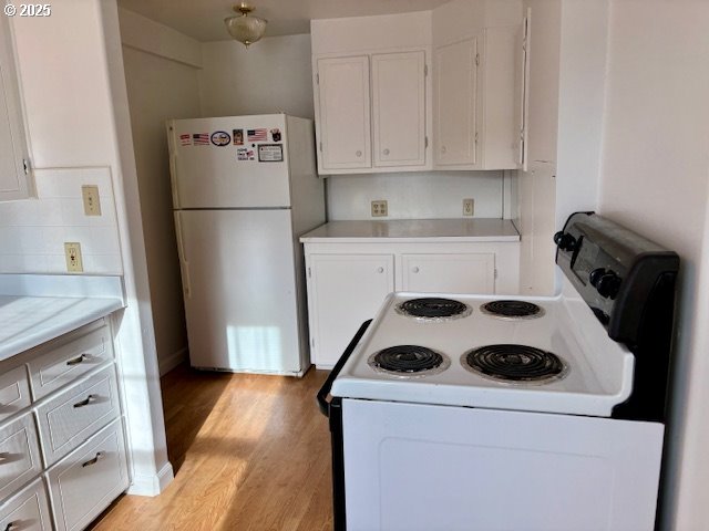 196 Northeast Flagg Street Roseburg, OR 97470 - Photo 13 of 27 a kitchen with a refrigerator and a stove