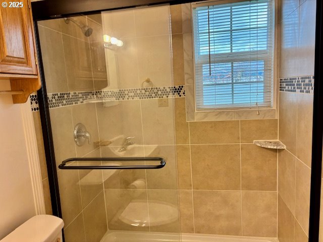 196 Northeast Flagg Street Roseburg, OR 97470 - Photo 20 of 27 a bathroom with a shower