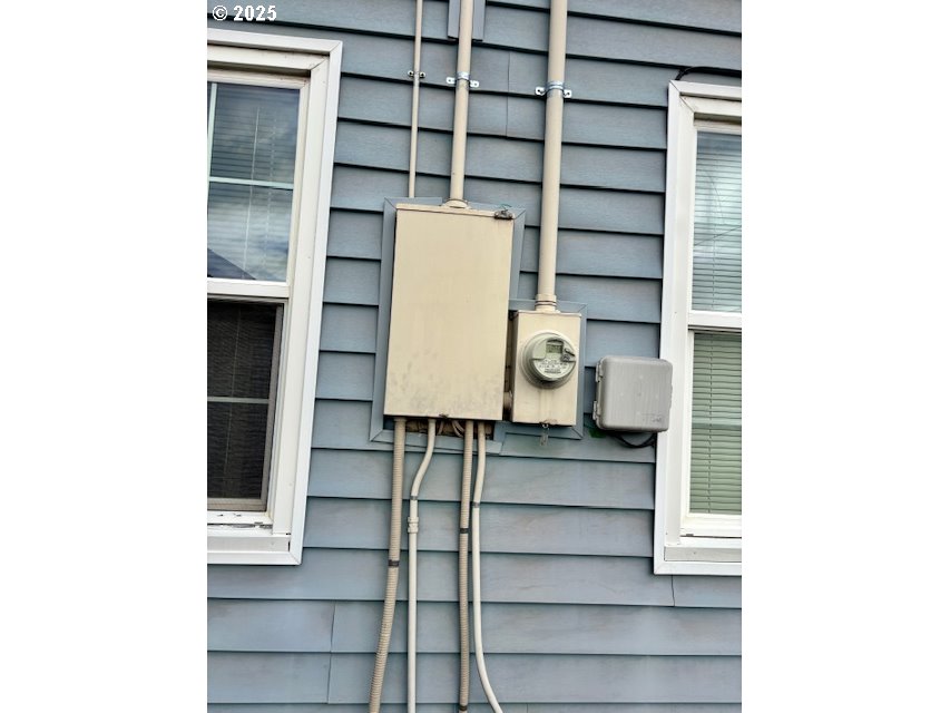 196 Northeast Flagg Street Roseburg, OR 97470 - Photo 27 of 27 a view of stairs