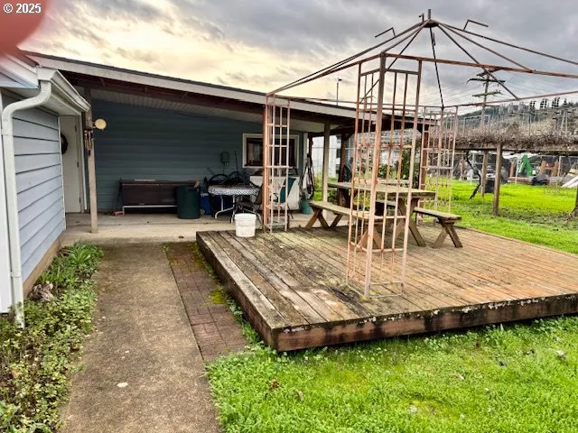 an outdoor sitting area with furniture and garden