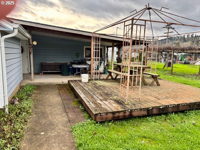 196 Northeast Flagg Street Roseburg, OR 97470 - Photo 4 of 27 an outdoor sitting area with furniture and garden