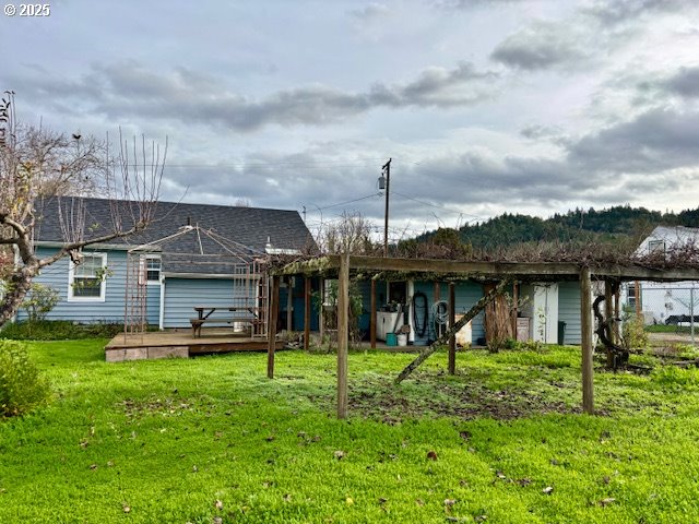 196 Northeast Flagg Street Roseburg, OR 97470 - Photo 5 of 27 a front view of a house with garden