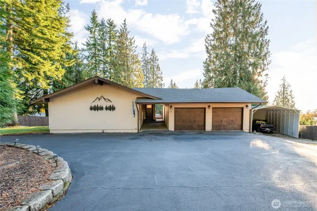 a view of a house with a backyard