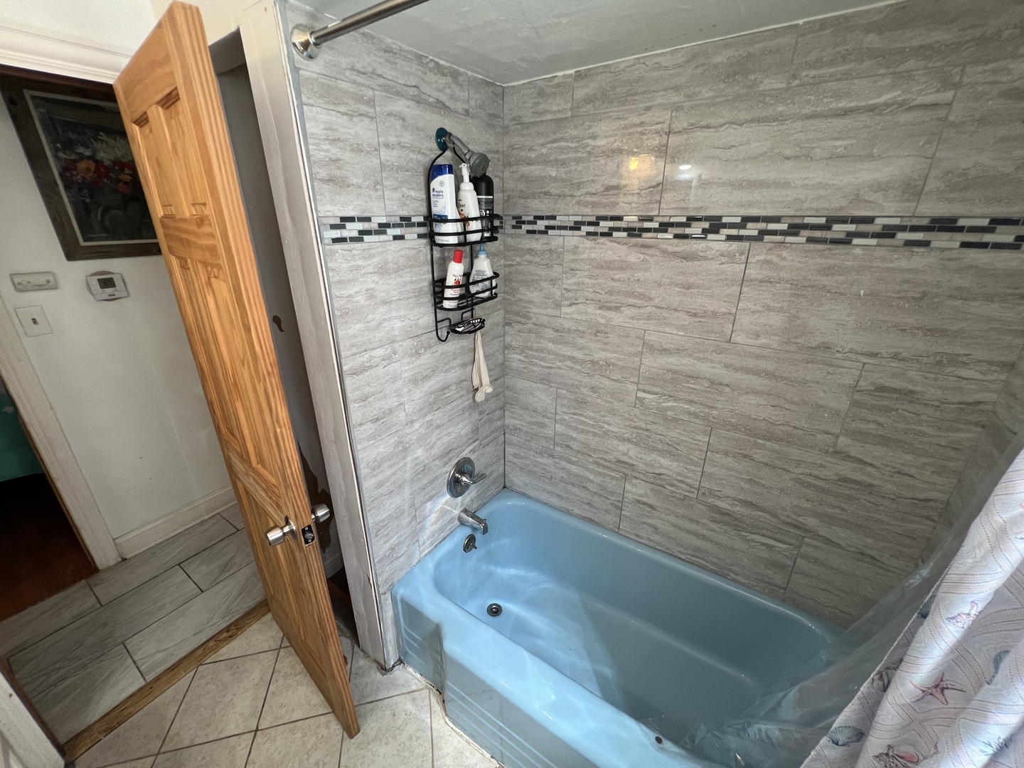 2050 West 52nd Street Chicago, IL 60609 - Photo 7 of 22 a bathroom with a bathtub