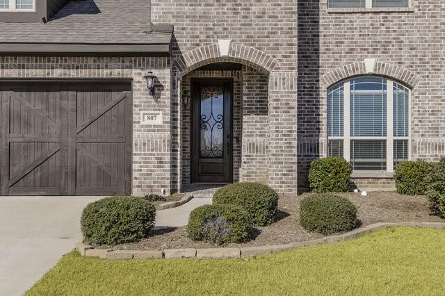 807 Imperial Way Mansfield, TX 76063 - Photo 4 of 39 a front view of a house with garden
