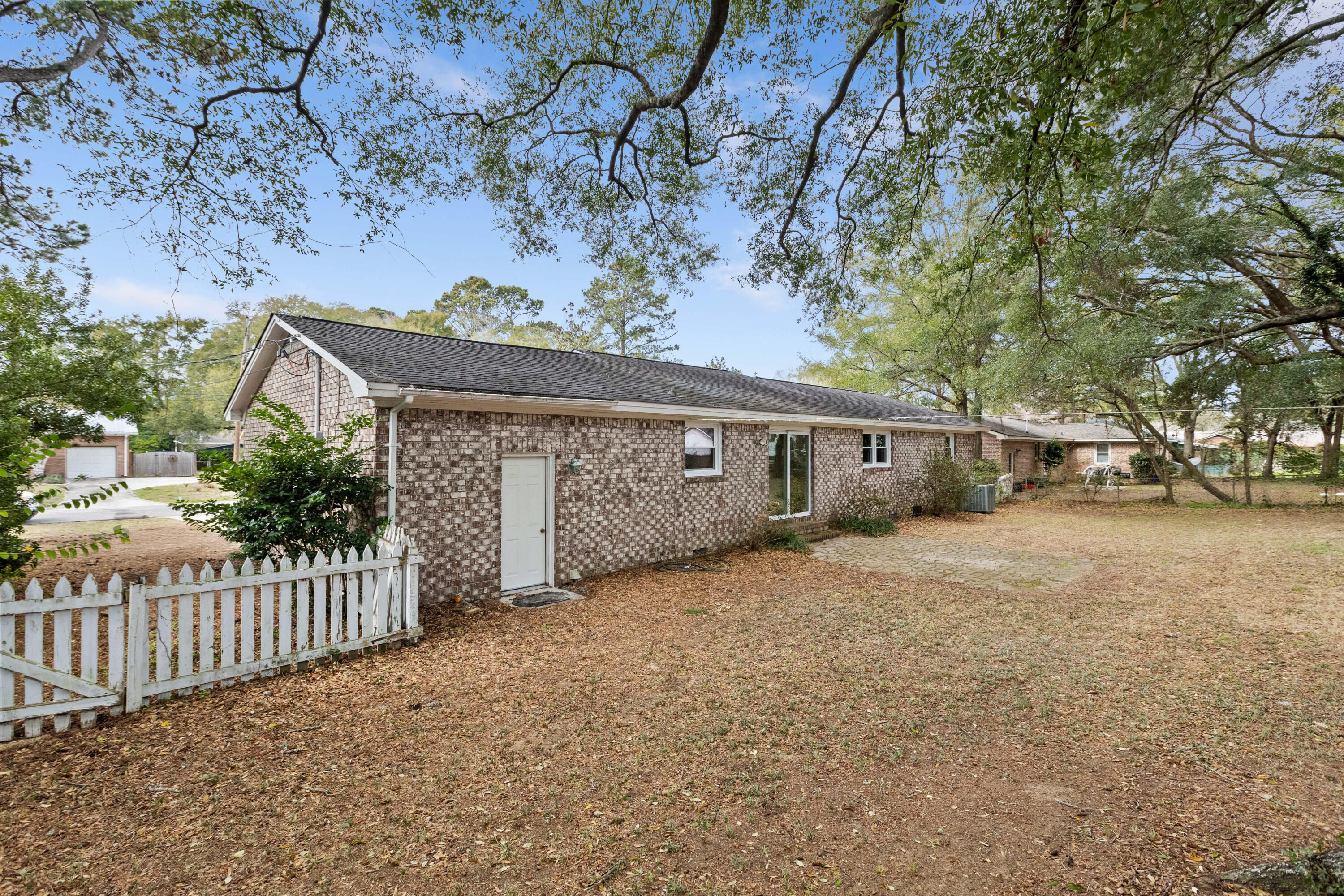 1072 Kentwood Circle Charleston, SC 29412 - Photo 29 of 42 1072KentwoodCir-CasaVerdeMediaLLC33