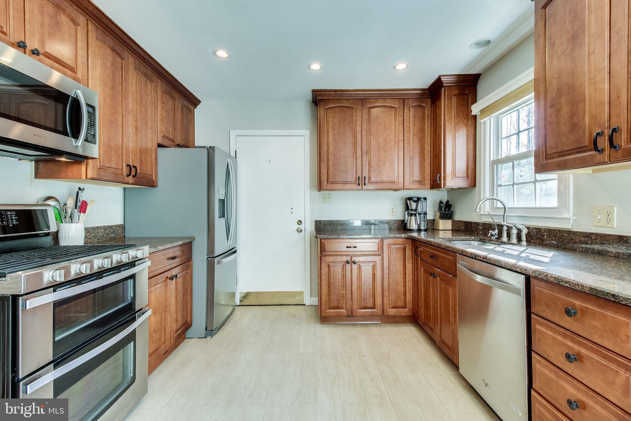 9303 Winbourne Road Burke, VA 22015 - Photo 21 of 80 Stainless steel appliances