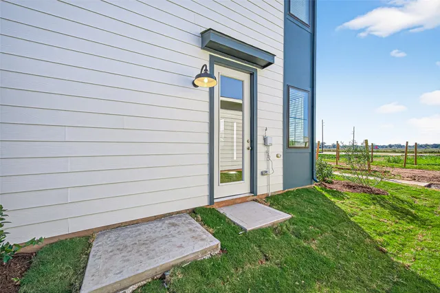 a view of backyard of the house