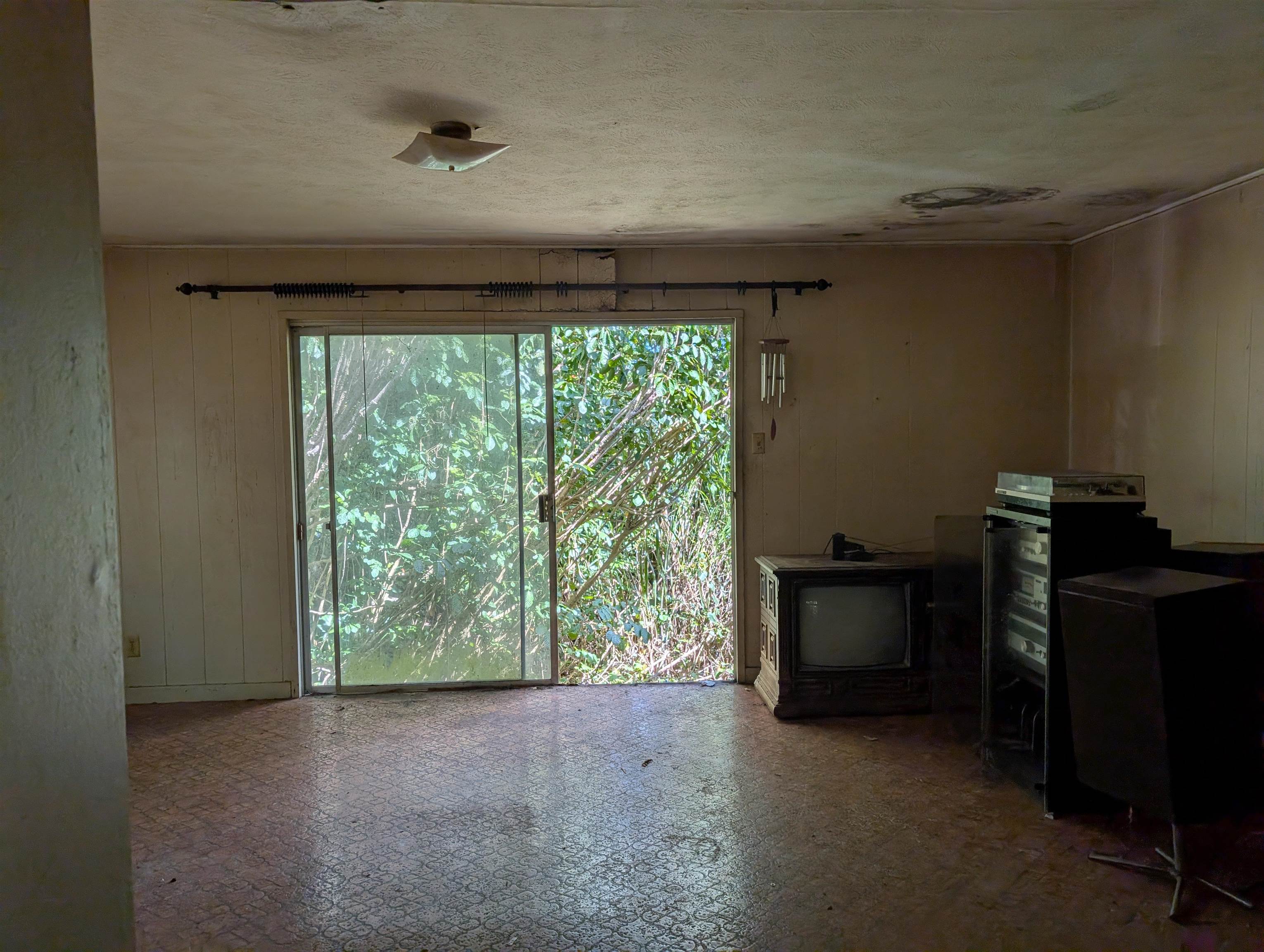 77 Peahi Road Haiku, HI 96708 - Photo 39 of 47 a workspace with furniture and a window