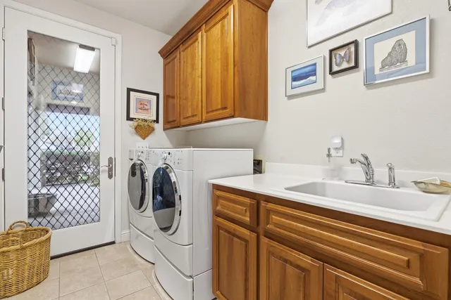 a view of yard with green space