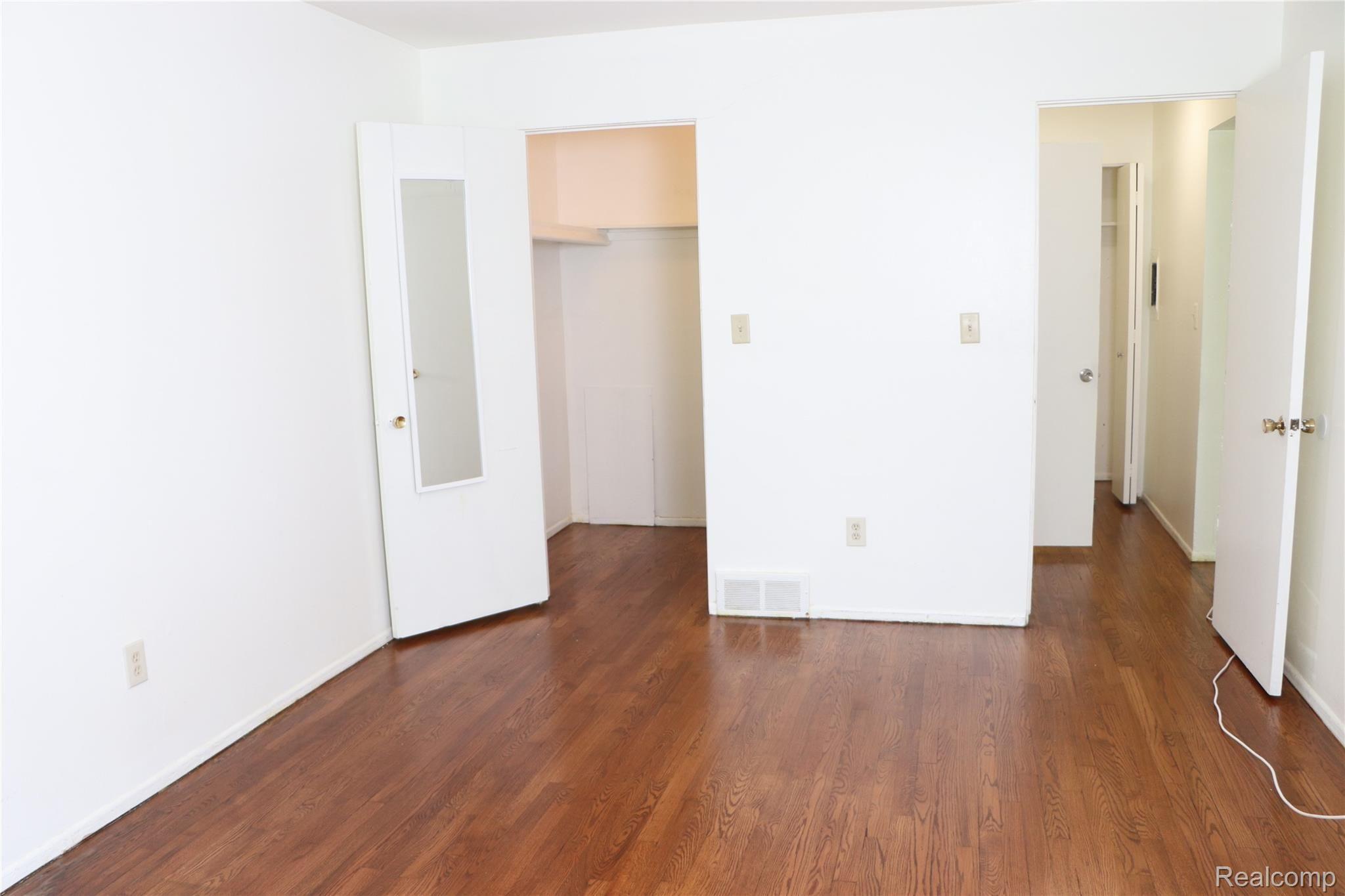 25541 Lahser Road, Unit A11 Southfield, MI 48033 - Photo 10 of 23 Walk in closet