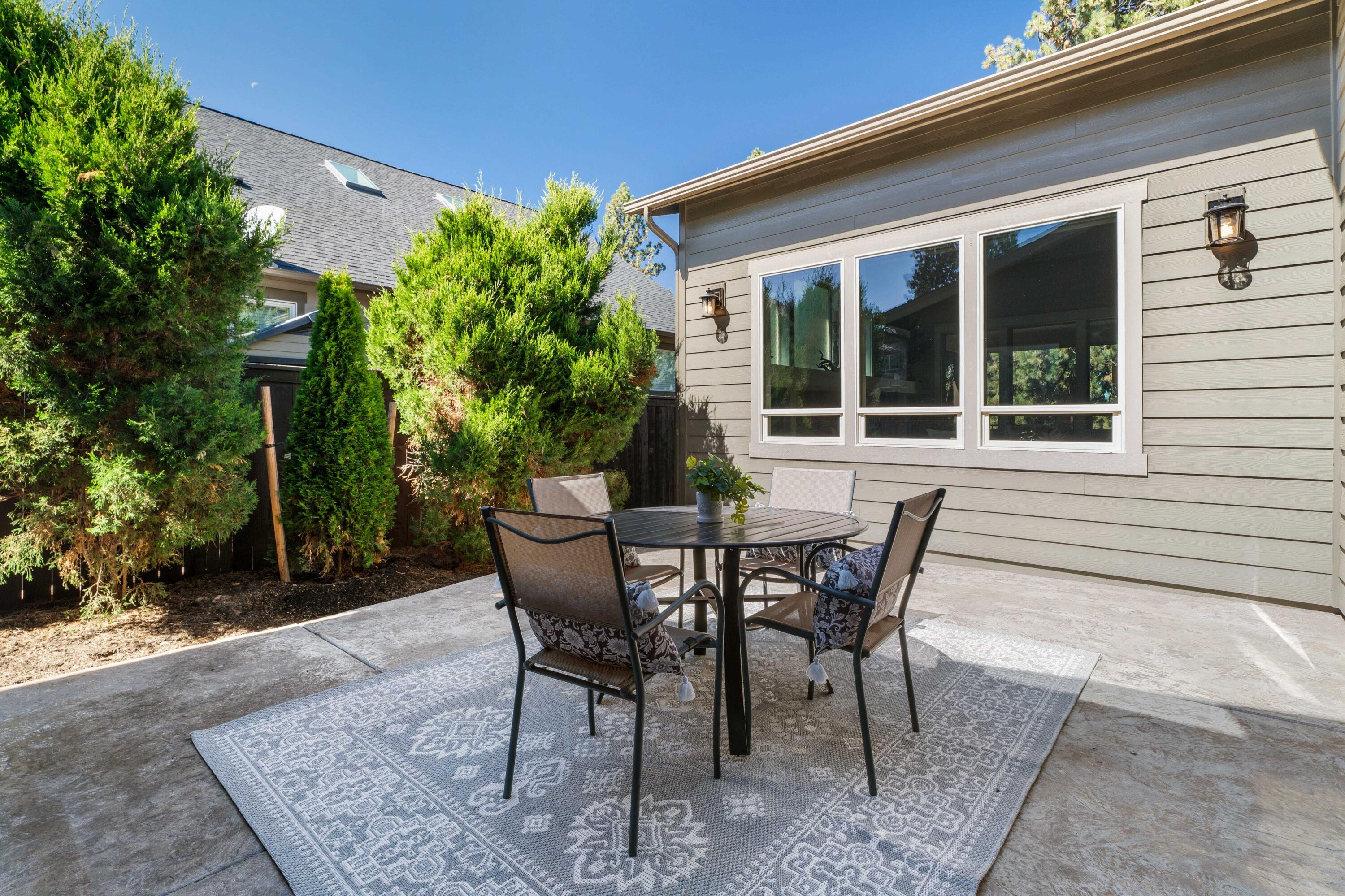 20182 Stonegate Drive Bend, OR 97702 - Photo 40 of 50 Courtyard