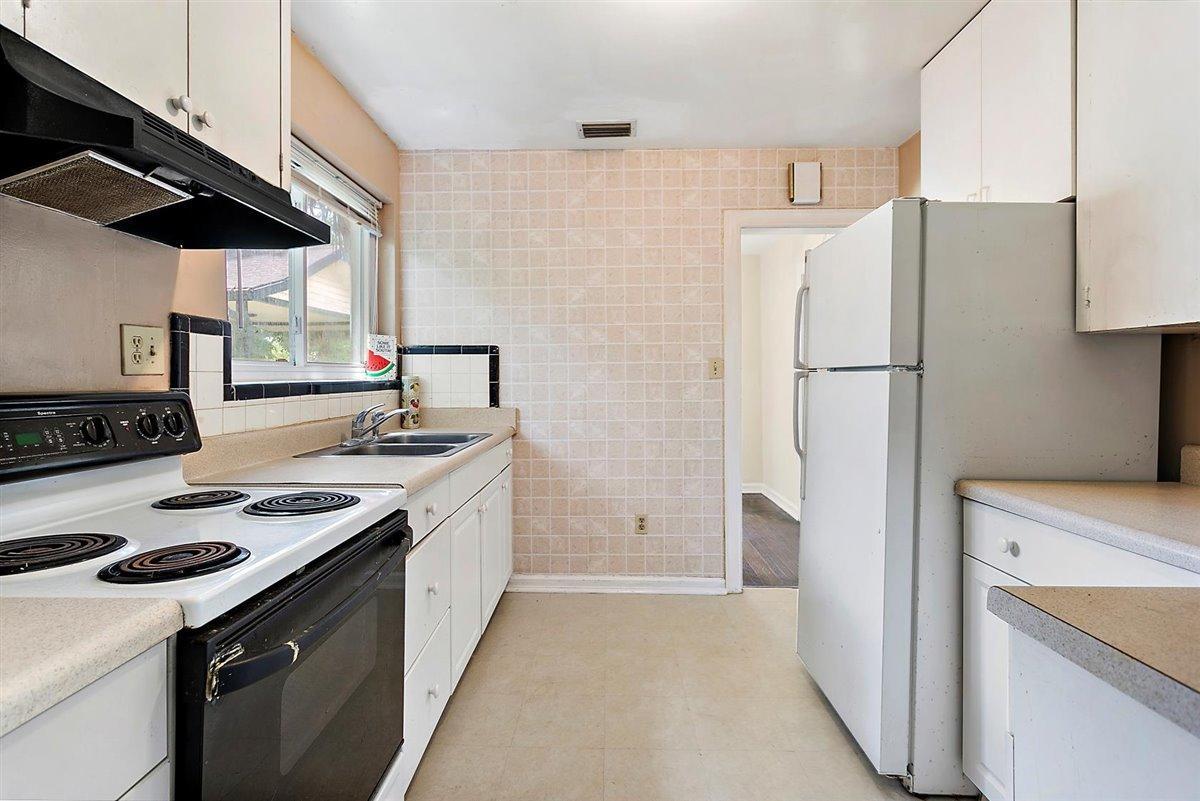 1951 Huntsford Road Jacksonville, FL 32207 - Photo 7 of 17 a kitchen with a stove a refrigerator and a stove