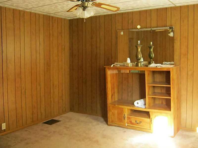335 Bailies Run Road Creighton, PA 15030 - Photo 7 of 16 Living Room.