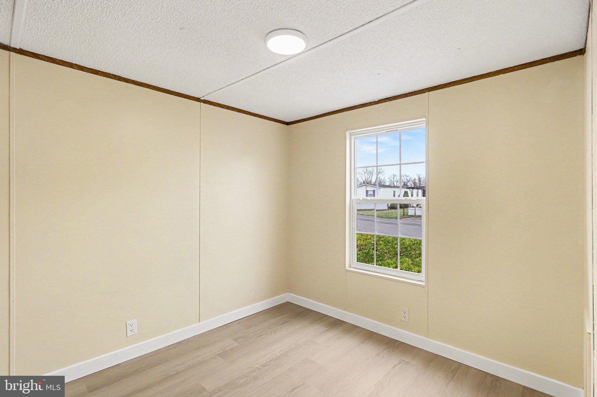 31 Davis Avenue Gettysburg, PA 17325 - Photo 17 of 27 an empty room with windows