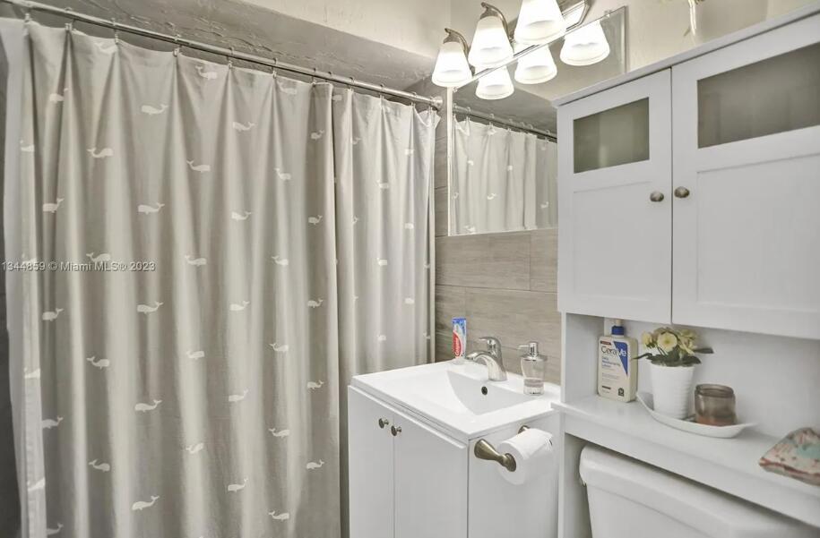 2552 Wiley Street Hollywood, FL 33020 - Photo 12 of 17 13