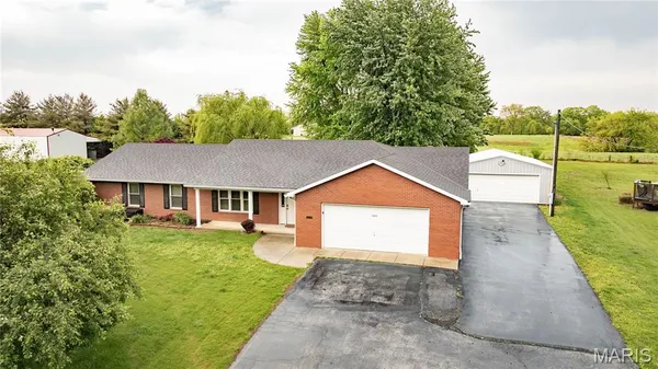 $375,700 | 31822 Irish Lane, Brighton, IL 62012