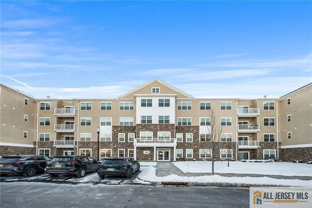 $570,000 | 712 Lorhan Drive, Unit 7712, Piscataway, NJ 08854