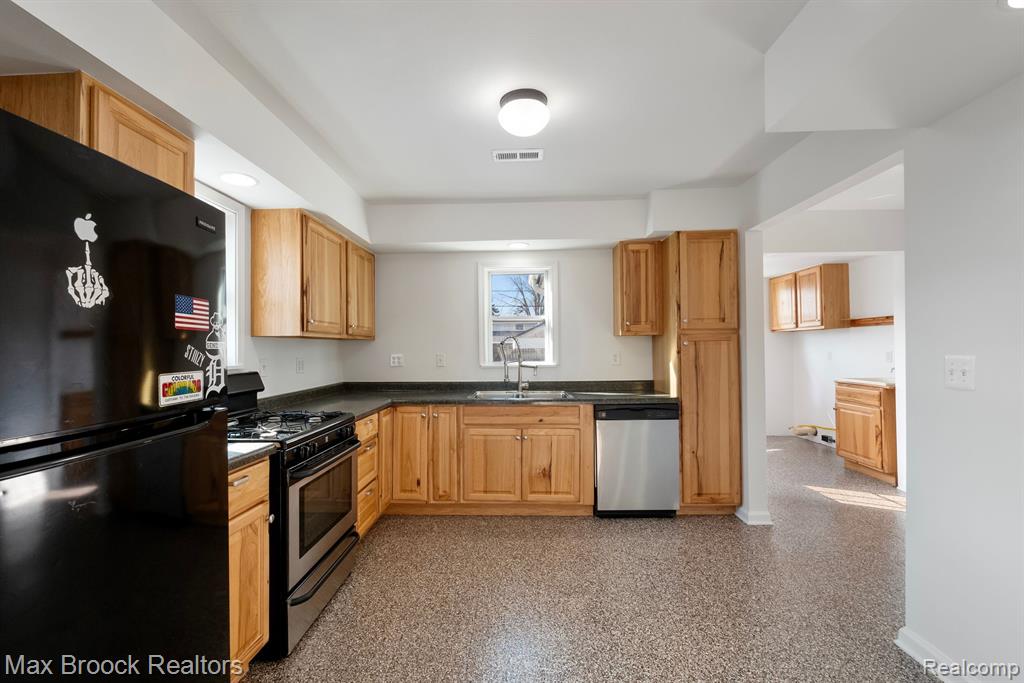 22025 Springbrook Avenue Farmington Hills, MI 48336 - Photo 13 of 24