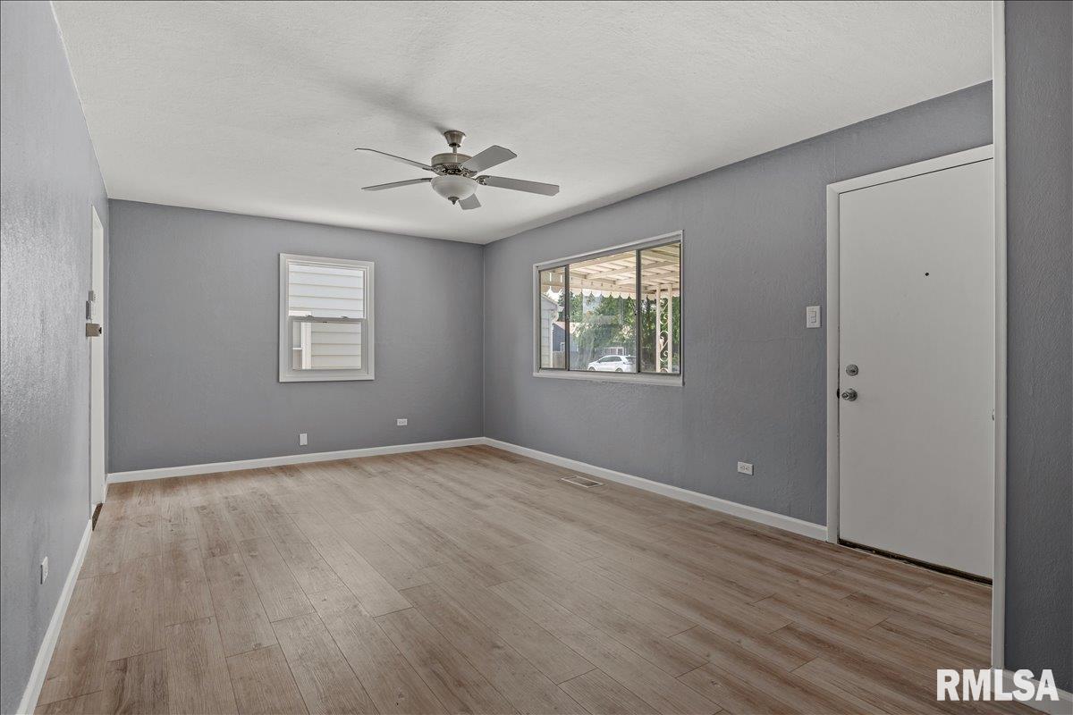 8 Douglas Court Springfield, IL 62704 - Photo 5 of 31