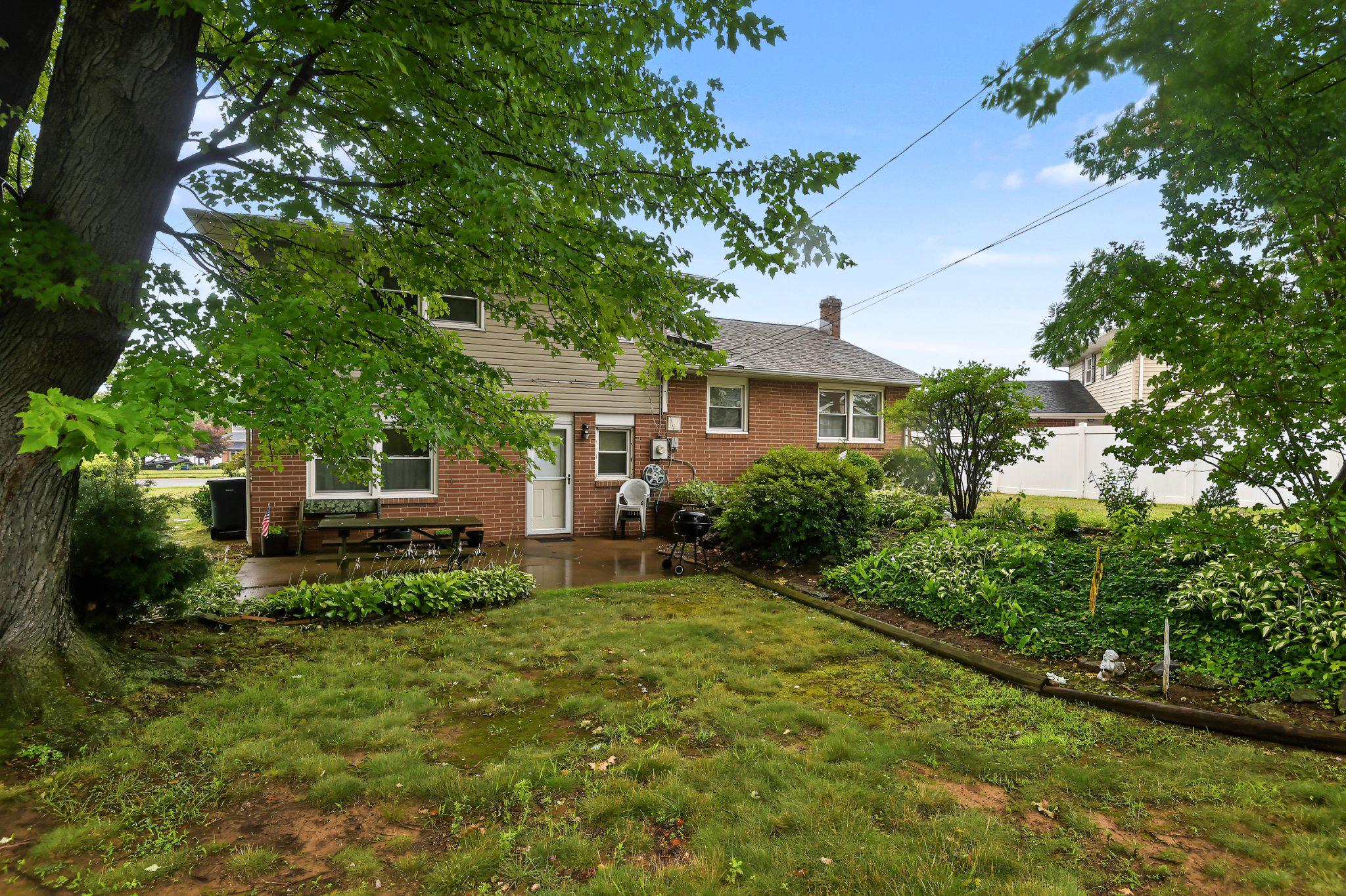 2702 Pecksniff Road Wilmington, DE 19808 - Photo 4 of 24 Private backyard with patio