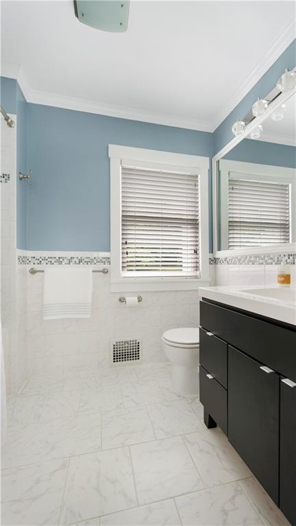 2034 Mohawk Road Pittsburgh, PA 15241 - Photo 14 of 25 a bathroom with a bathtub sink and mirror