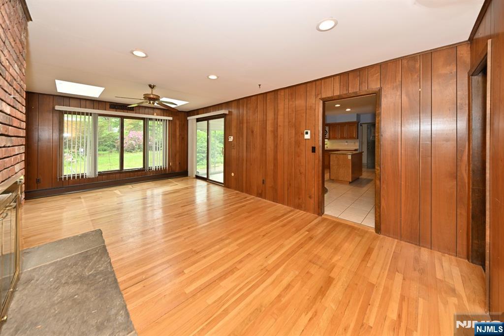 9 Lyncrest Drive Paramus, NJ 07652 - Photo 17 of 49