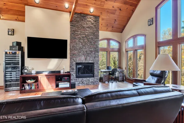 $1,400,000 | 6260 East Lamar Alexander Parkway, Walland, TN 37886