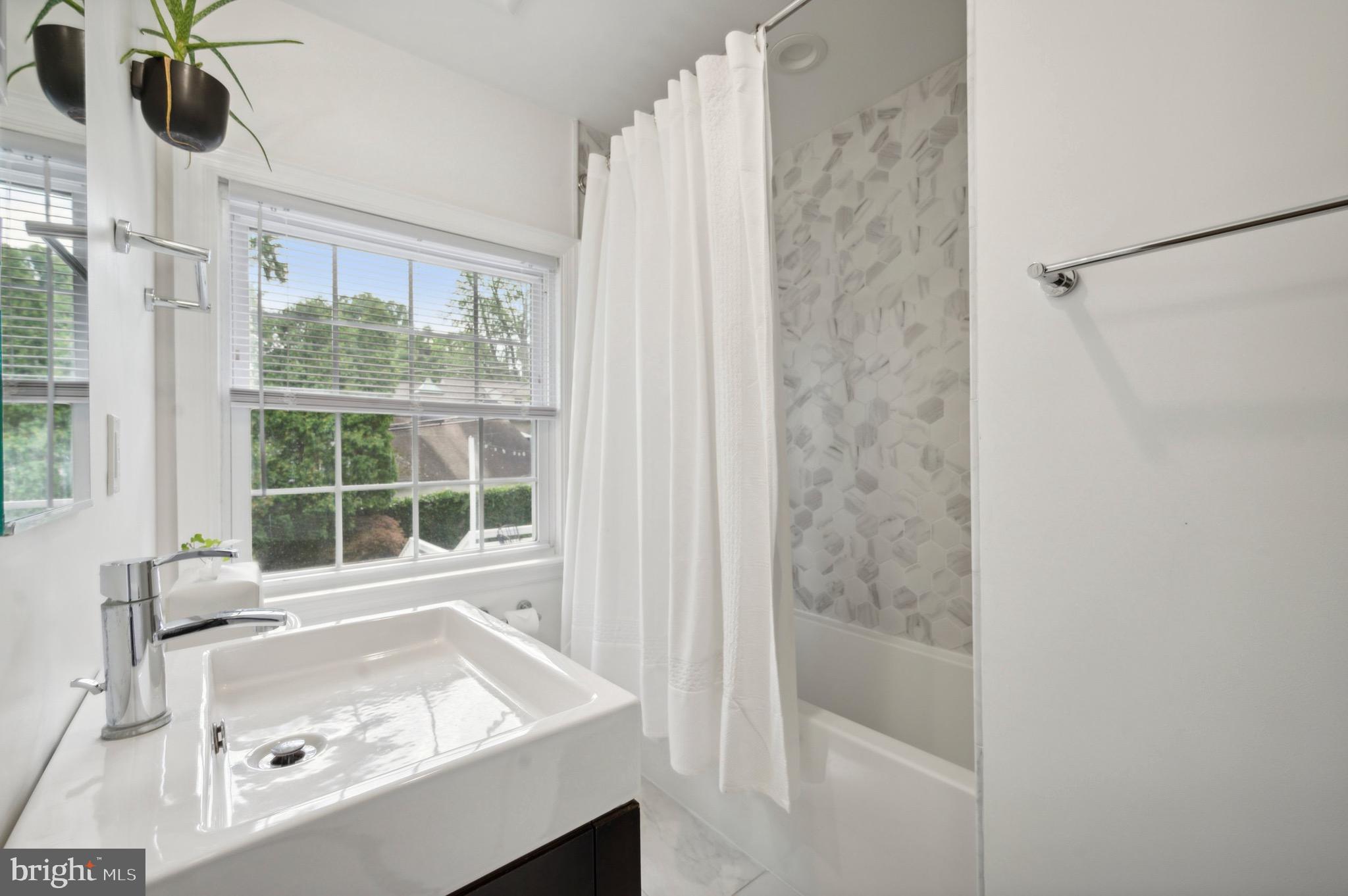 412 Red Leaf Road Wynnewood, PA 19096 - Photo 13 of 20 2nd Floor Bathroom