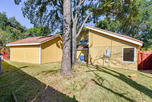 a view of a back yard of the house