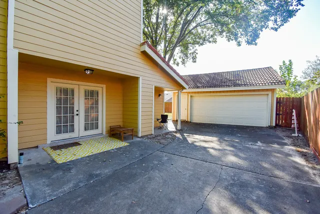 a view of a house with a backyard