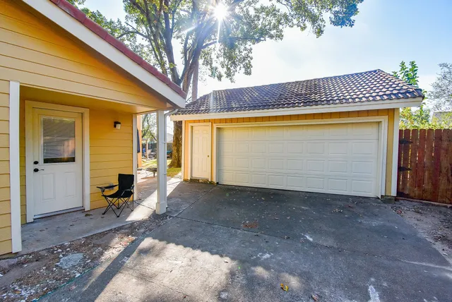 a view of back yard of the house