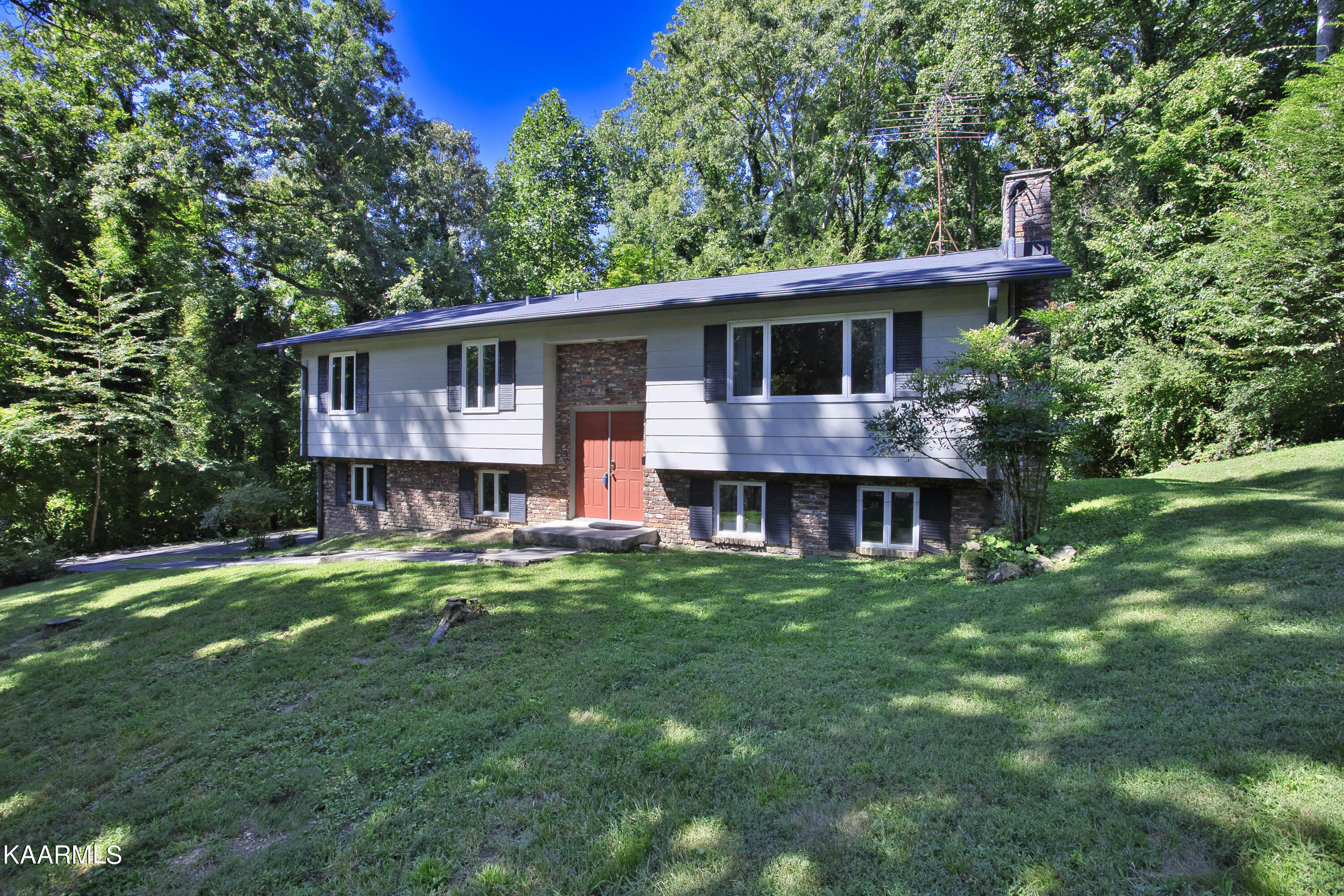 105 Netherlands Road Oak Ridge, TN 37830 - Photo 1 of 32 105-1