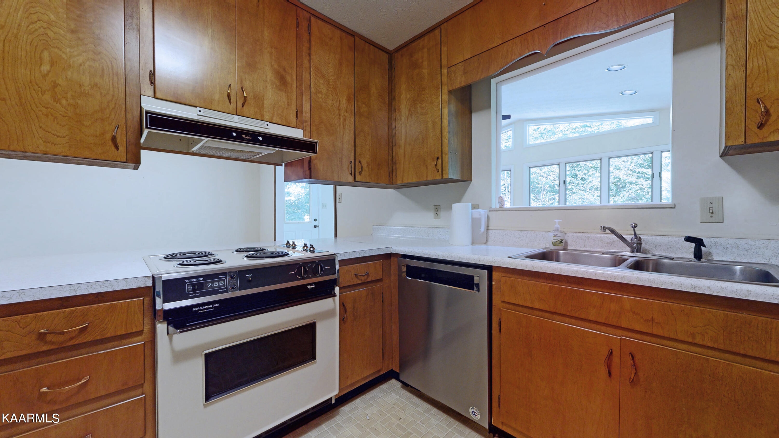 105 Netherlands Road Oak Ridge, TN 37830 - Photo 13 of 32 105-13