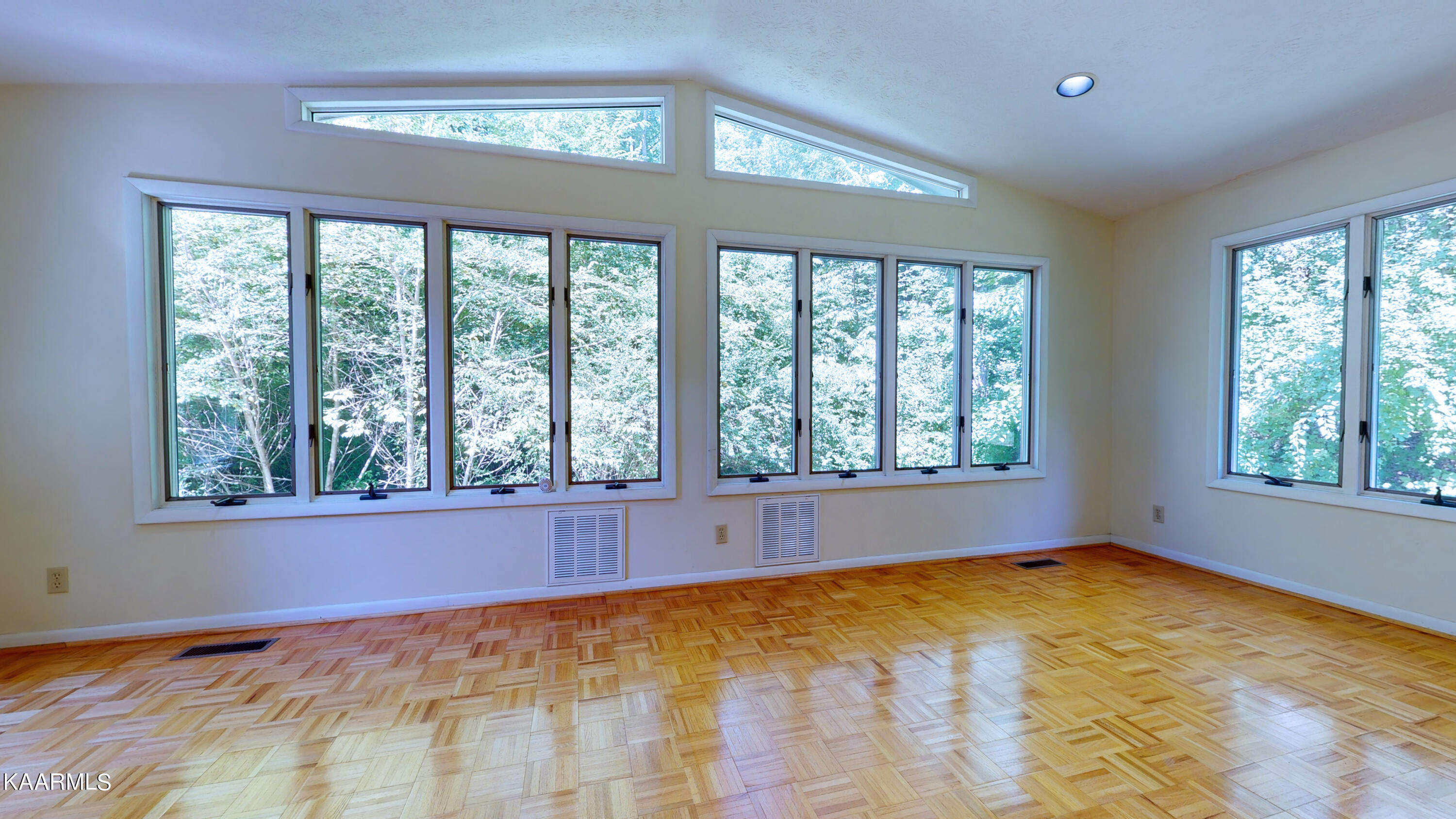 105 Netherlands Road Oak Ridge, TN 37830 - Photo 14 of 32 105-14