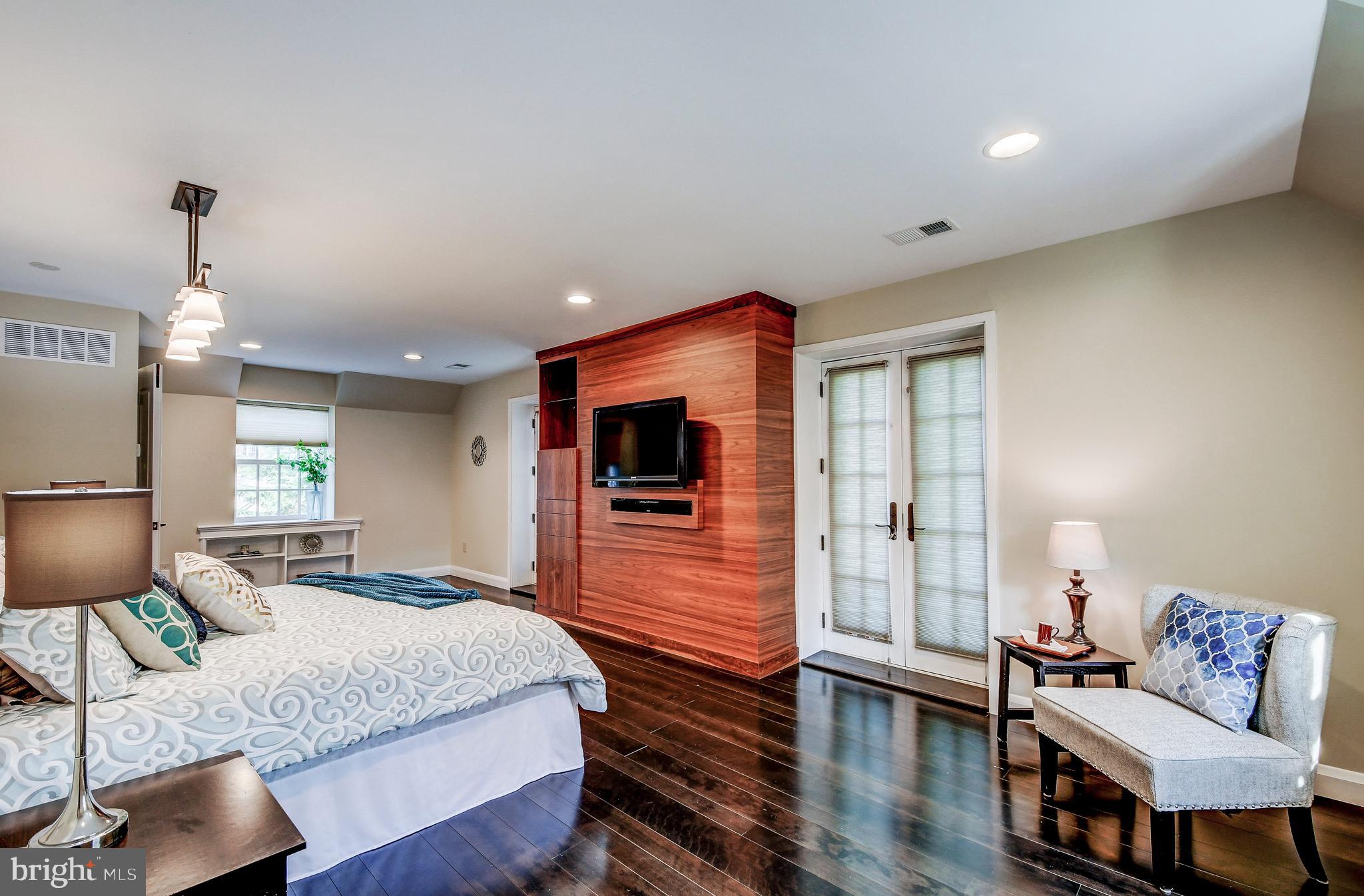 216 St Dunstans Road Baltimore, MD 21212 - Photo 23 of 47 Great built-in with TV