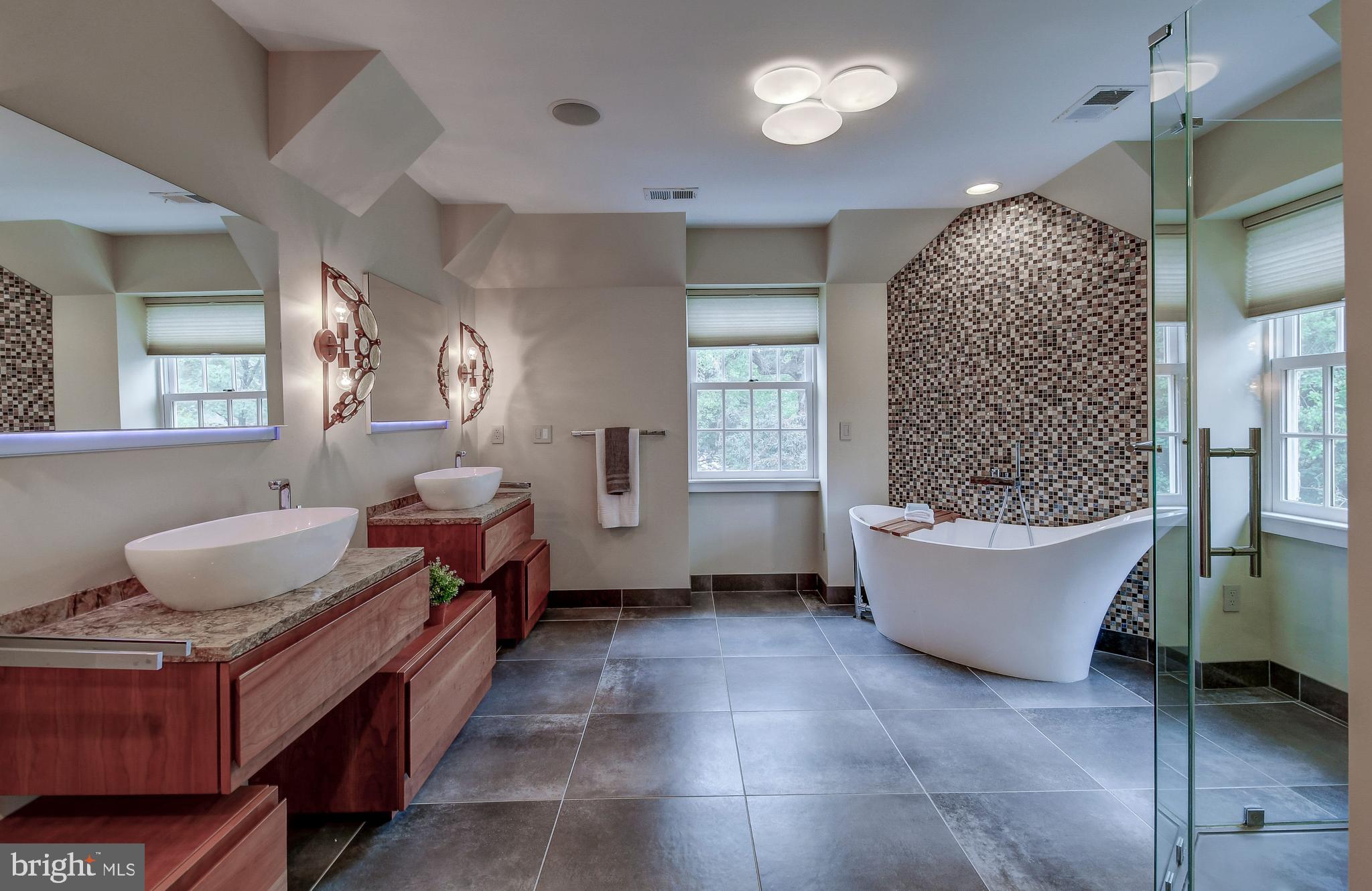 216 St Dunstans Road Baltimore, MD 21212 - Photo 28 of 47 Soaking tub with tile feature wall