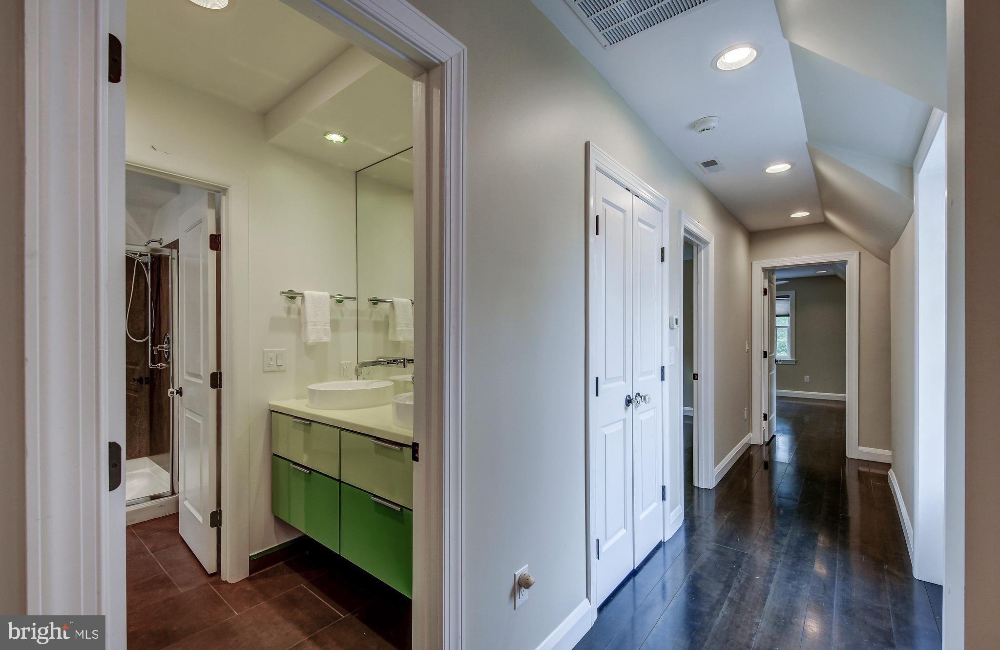 216 St Dunstans Road Baltimore, MD 21212 - Photo 36 of 47 Hall bath