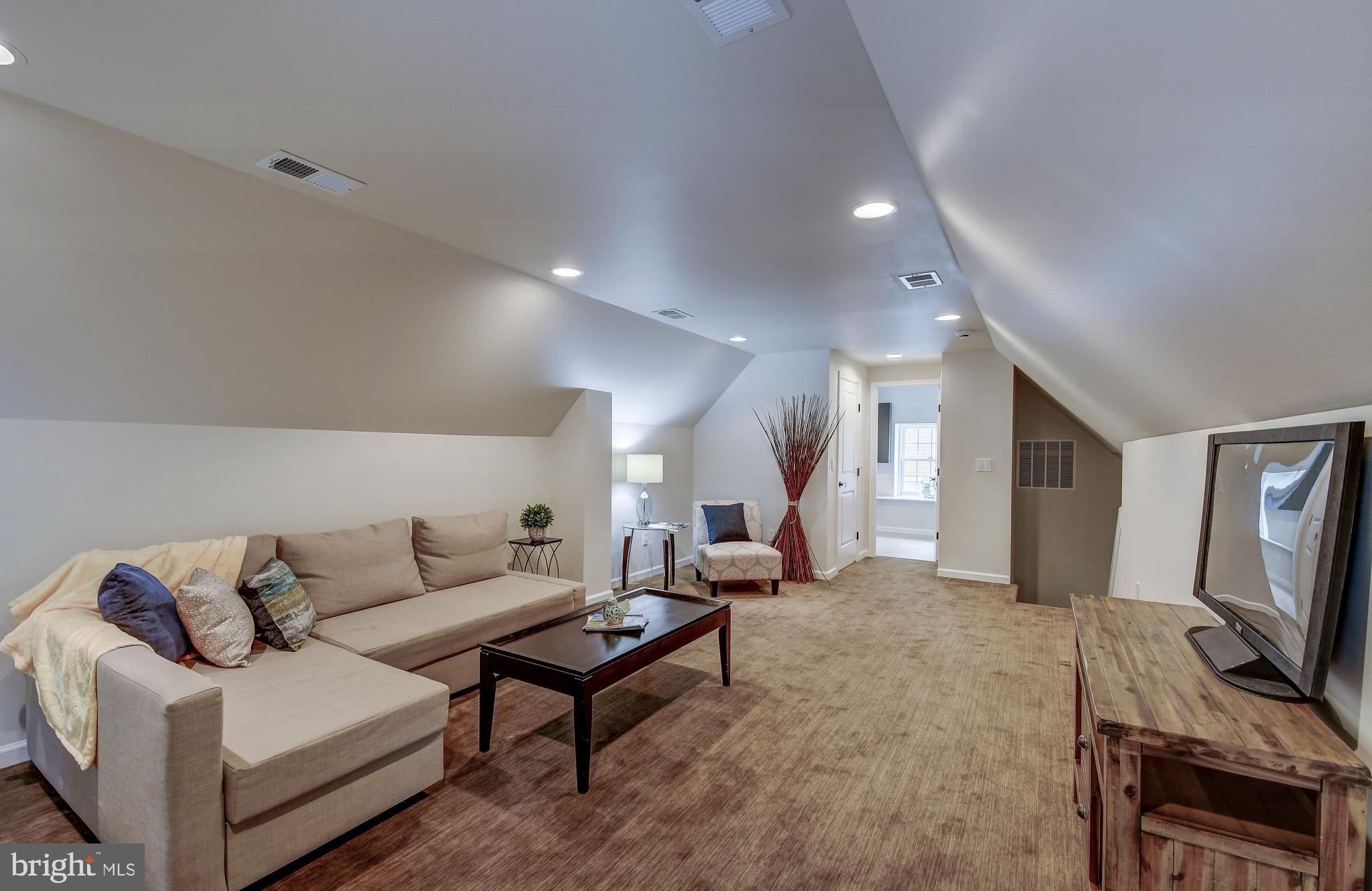 216 St Dunstans Road Baltimore, MD 21212 - Photo 40 of 47 Great guest space