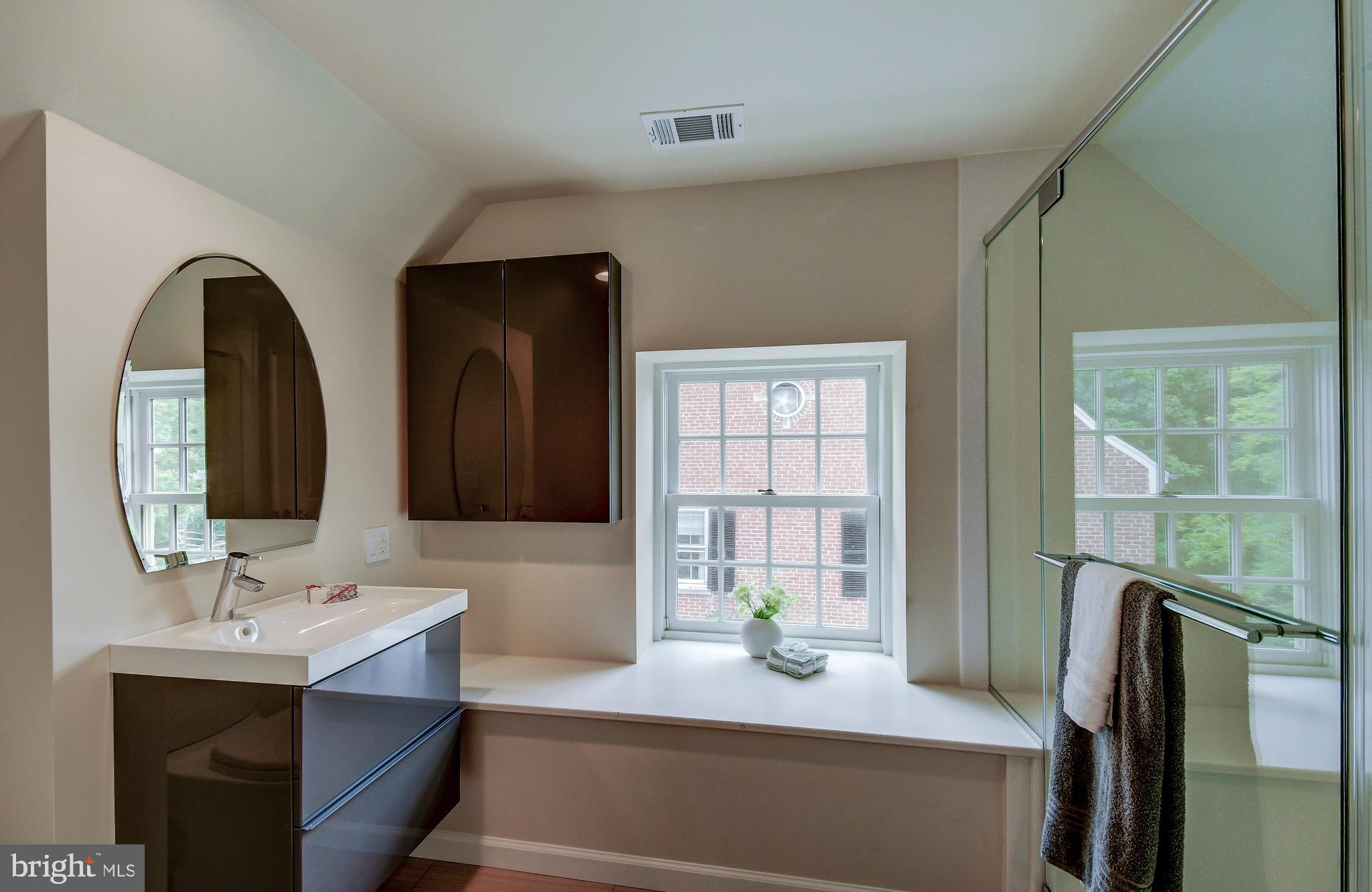 216 St Dunstans Road Baltimore, MD 21212 - Photo 41 of 47 upper level full bath