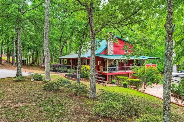a view of a house with a yard